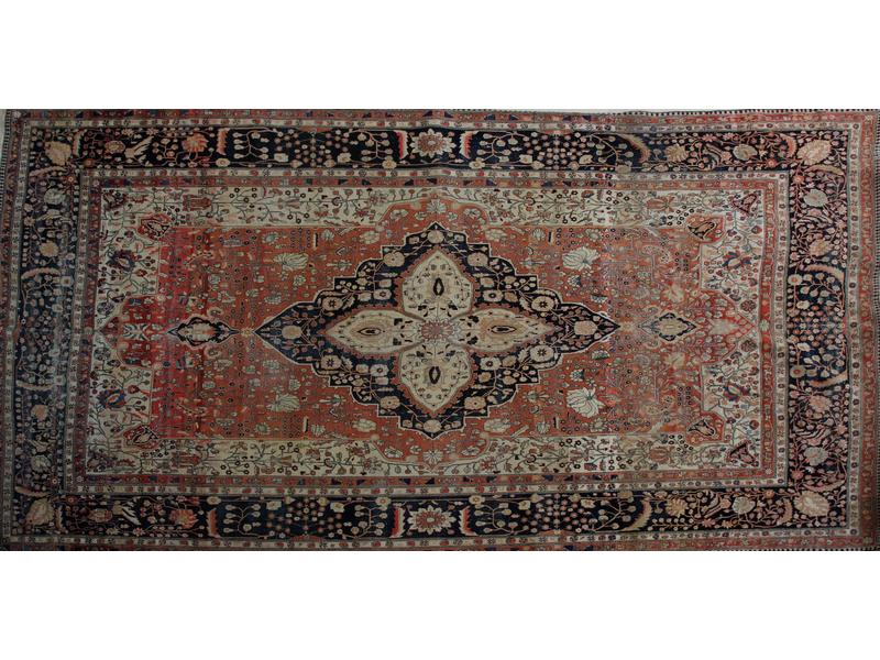 TAPIS en laine finement noué à fond rose...