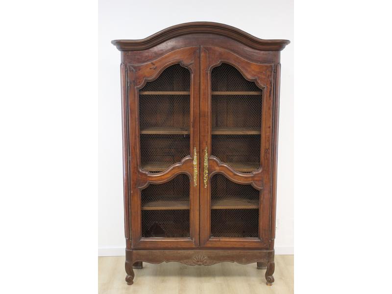 ARMOIRE à corniche en chapeau de gendarme,...