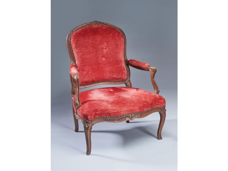 FAUTEUIL à dossier plat violoné en hêtre...