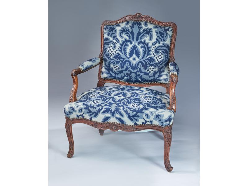 FAUTEUIL à dossier plat violoné en hêtre...