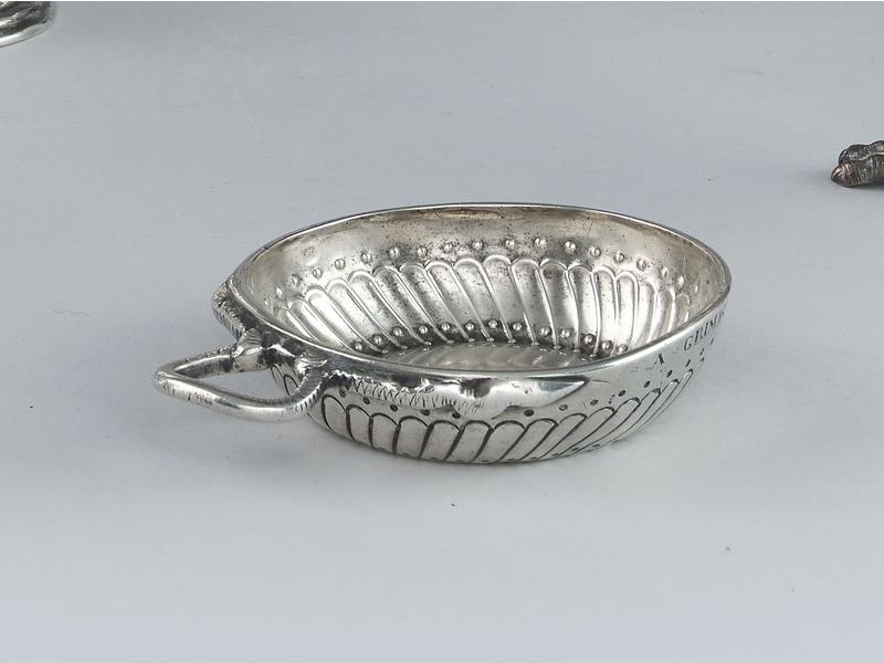TASSE A VIN en argent à godrons torses, prise...