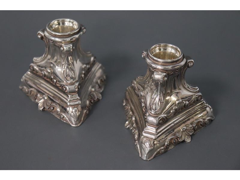 PAIRE DE PETITS BOUGEOIRS en argent fourré...