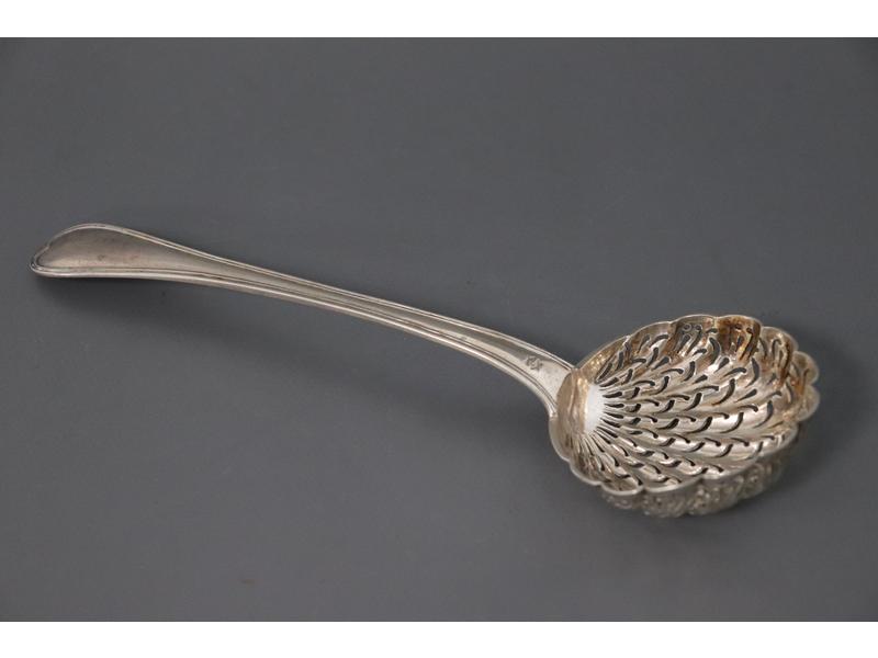 CUILLERE A SAUPOUDRER en argent modèle à...