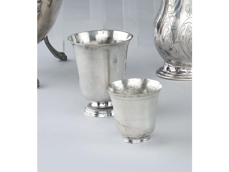 DEUX TIMBALES en argent uni, XVIIIe sièc...