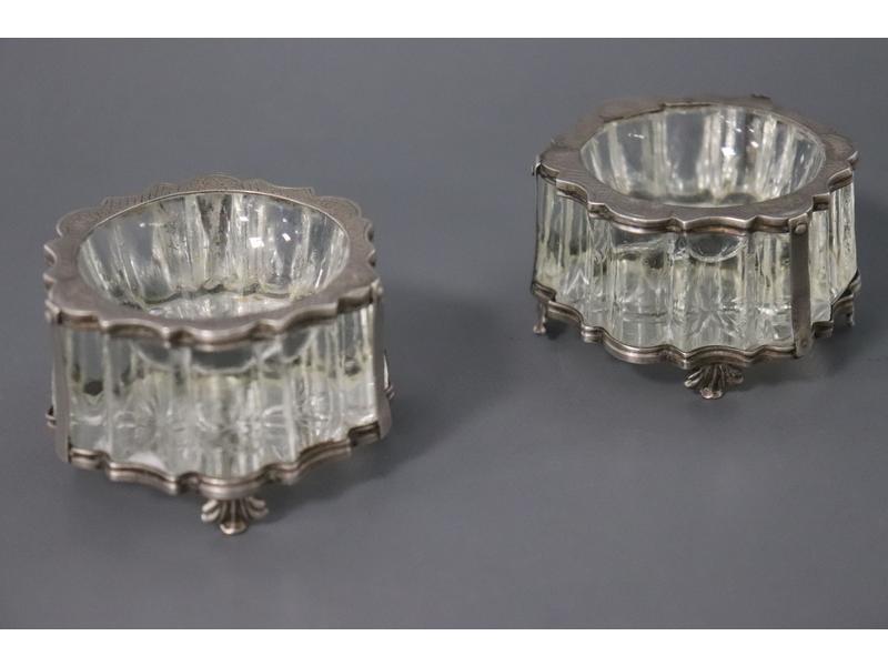 PAIRE DE SALERONS en cristal taillé ronds...