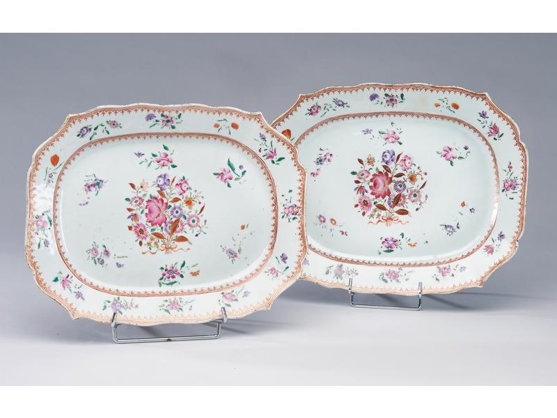 DEUX PLATS formant paire, de forme chantournée,...