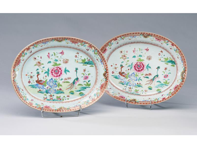 PAIRE DE PLATS creux ovales, en porcelaine...