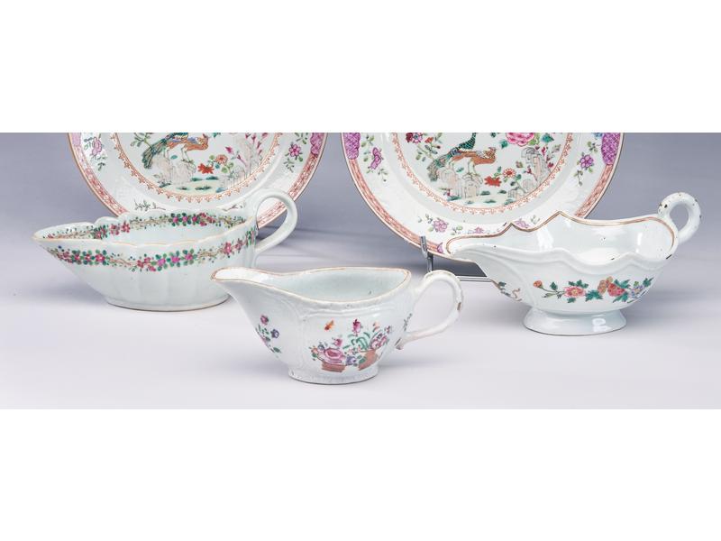 TROIS SAUCIERES en porcelaine émaillée famille...