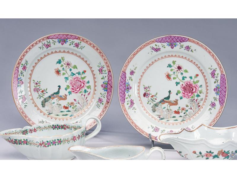 PAIRE D'ASSIETTES plates en porcelaine émaillée...
