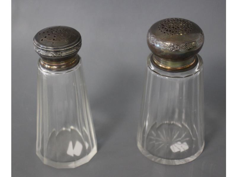 DEUX SAUPOUDROIRS en cristal taillé à bouchon...