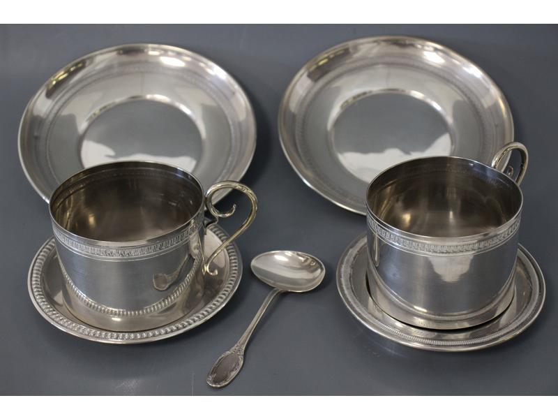 PAIRE DE TASSES LITRONS ET SOUS-TASSES en...