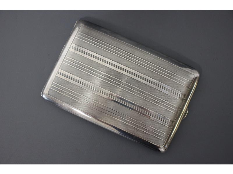 ETUI A CIGARETTE en argent, à décor rayé...