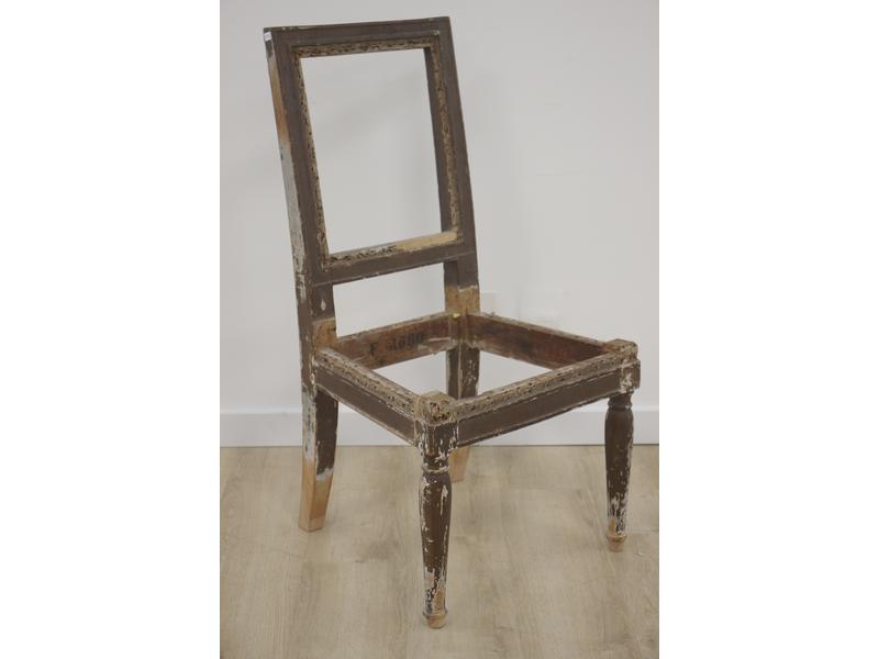 CHAISE en hêtre laqué gris, à dossier carré,...