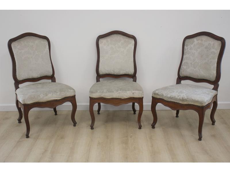 TROIS CHAISES en bois naturel teinté façon...