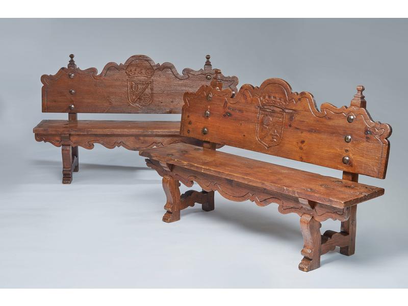 PAIRE DE BANCS en bois naturel, à dossier...