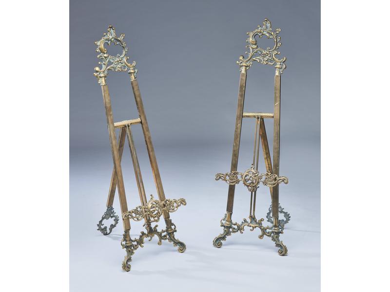 PAIRE DE CHEVALETS en bronze et laiton ciselés...
