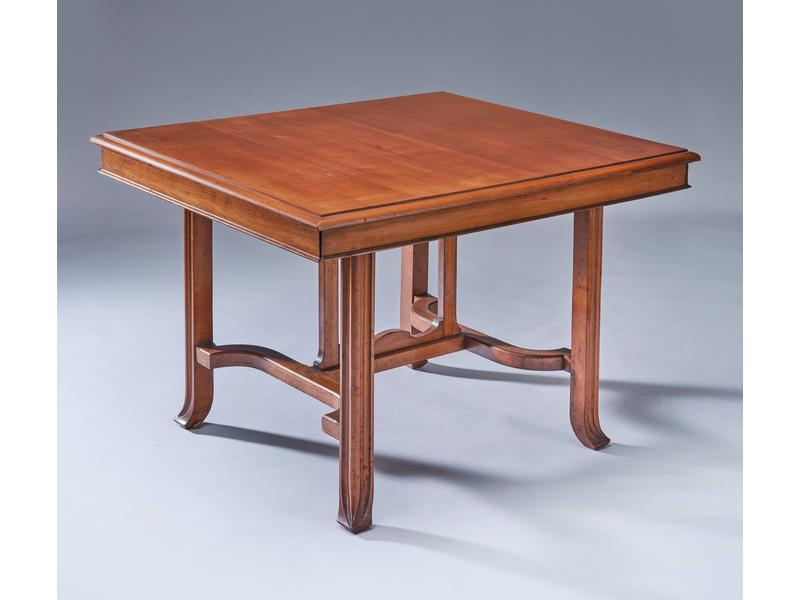 TABLE carrée en noyer à piétement droit cannelé...