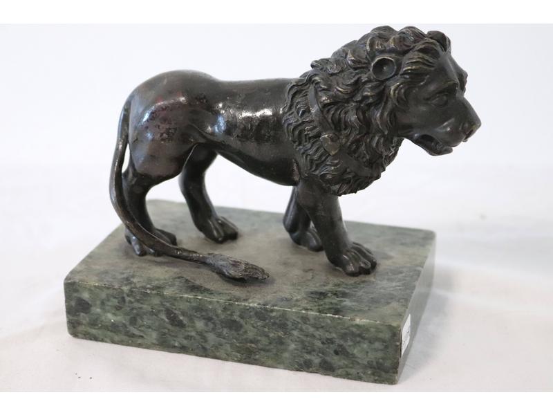PRESSE-PAPIER formé d'un lion en bronze à...