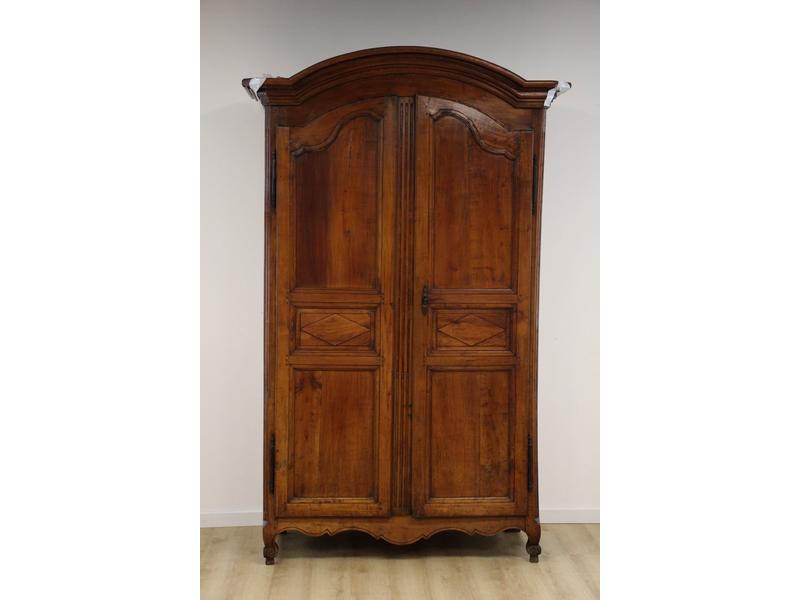 ARMOIRE en merisier mouluré ouvrant à deux...