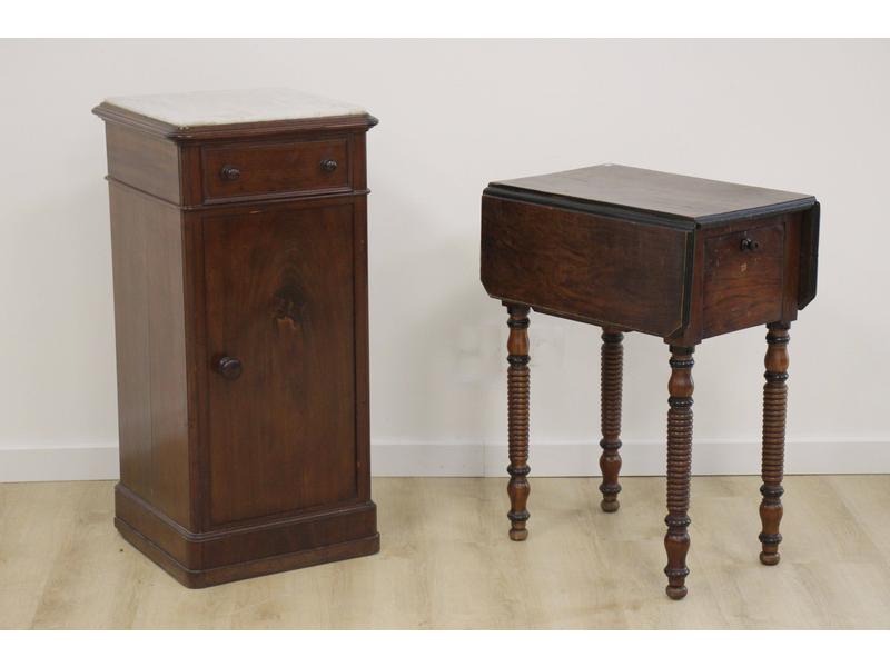 TABLE DE CHEVET rectangulaire en  acajou...