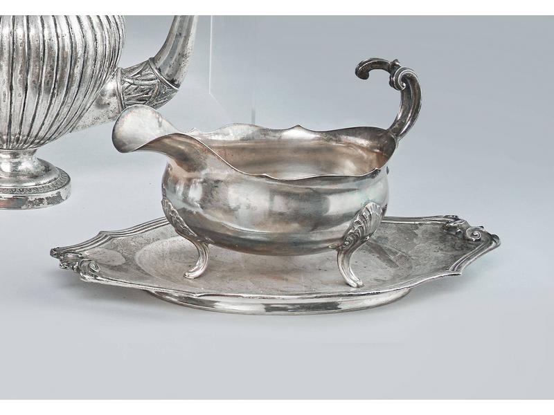 SAUCIÈRE SUR PRÉSENTOIR en argent, de forme...