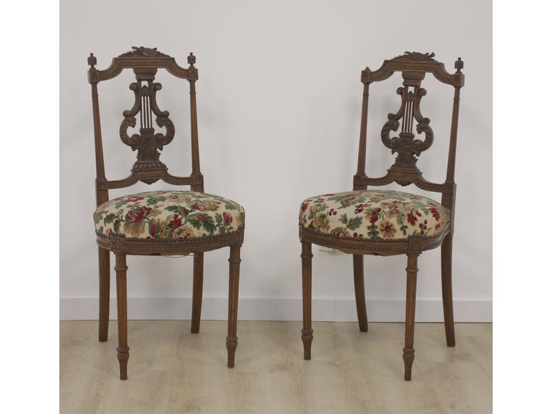 PAIRE DE CHAISES en bois mouluré et sculpté...