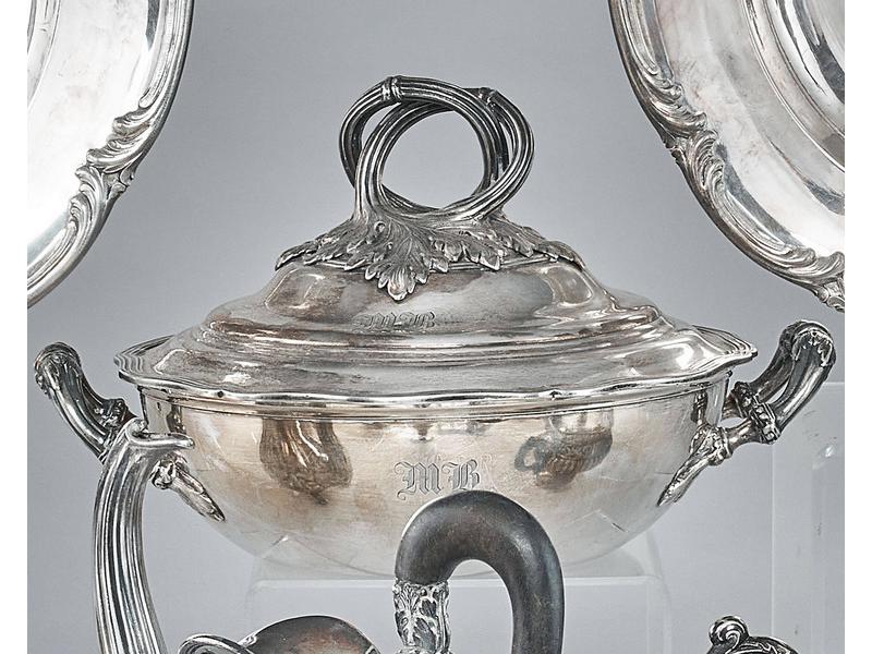 LÉGUMIER rond couvert en argent à couvercle...