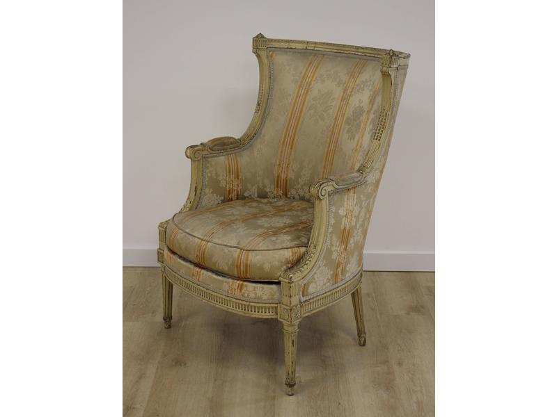BERGÈRE en bois laqué blanc mouluré et s...