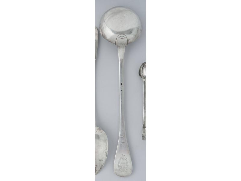 LOUCHE en argent (800mm) uni, gravée d’armoiries...