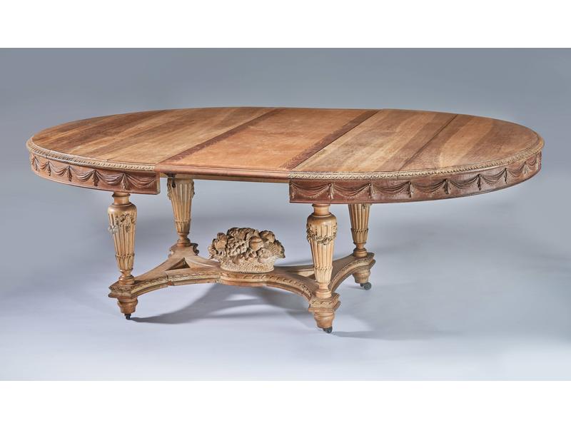 TABLE DE SALLE À MANGER ovale en hêtre mouluré...