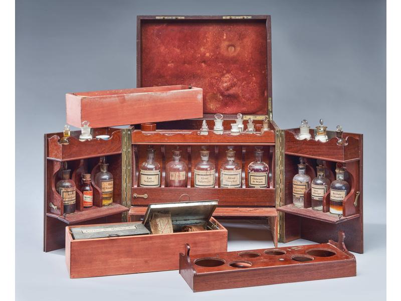 PHARMACIE DE VOYAGE dans une boîte en acajou,...