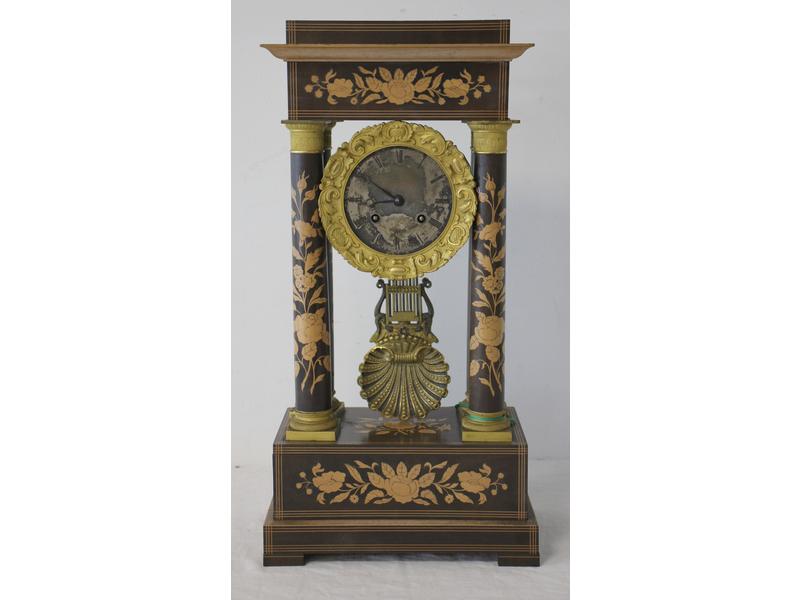 PENDULE PORTIQUE en placage d’amarante et...