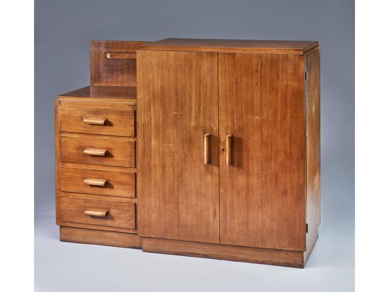 BUFFET ASYMETRIQUE en placage d’acajou ouvrant...