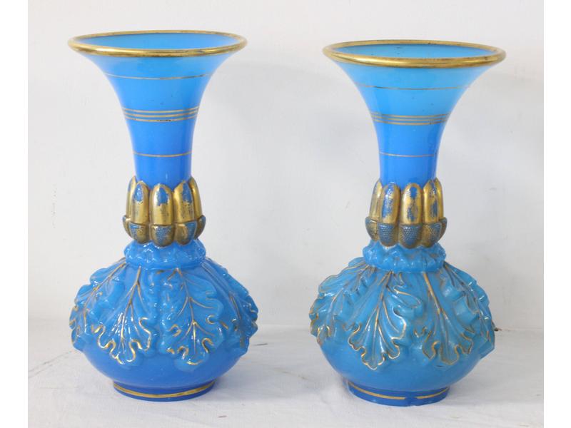 PAIRE DE VASES de forme balustre en opaline...