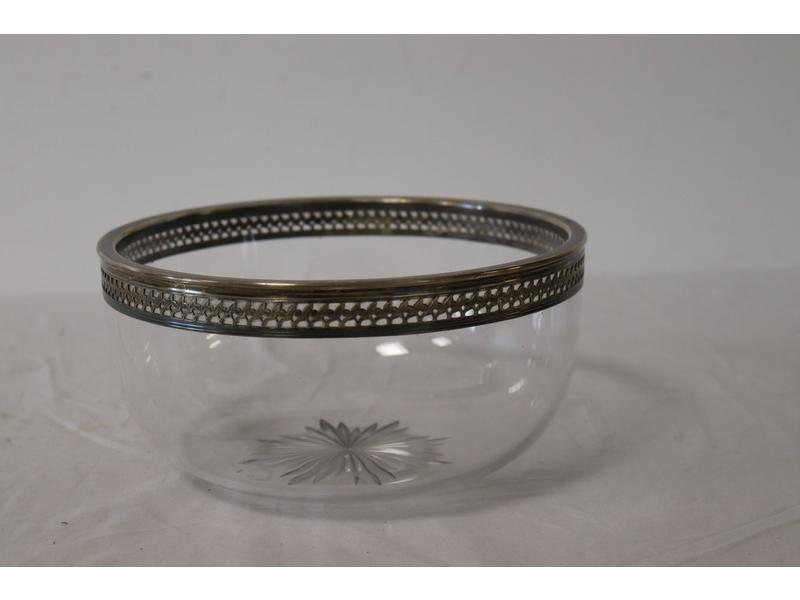 SALADIER en verre taillé à monture en argent...