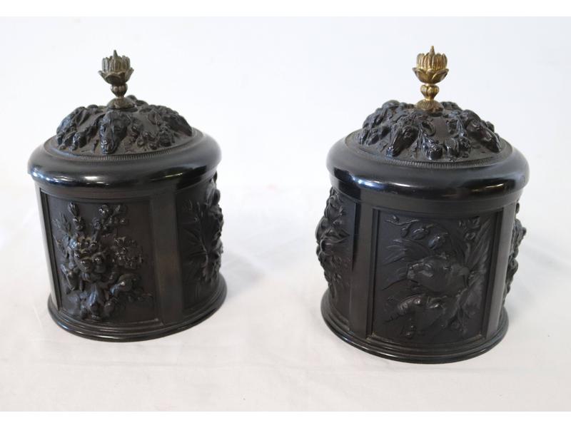 PAIRE DE BOÎTES cylindriques en bois sculpté...