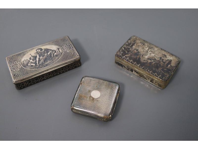TROIS PETITES BOÎTES en argent, de forme...