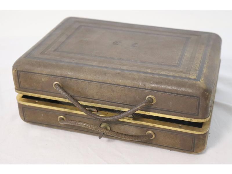COFFRET DE TOILETTE rectangulaire gainé cuir,...