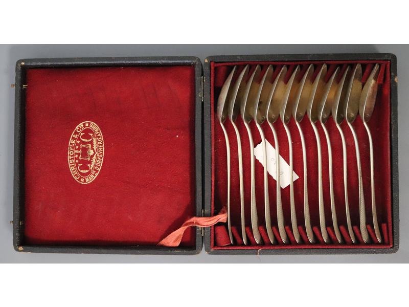 DOUZE PETITES CUILLERES en argent à spatule...