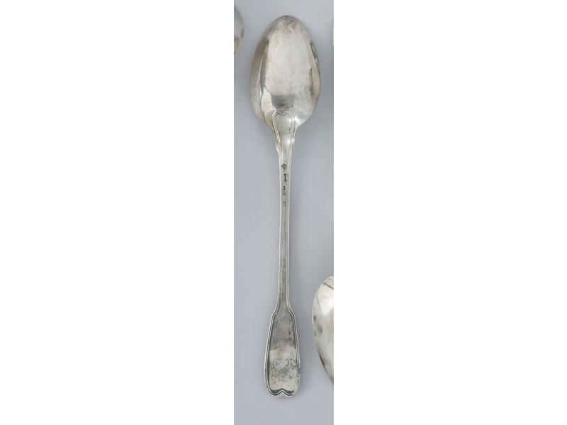 CUILLERE A RAGOUT en argent à filets, chiffrée...