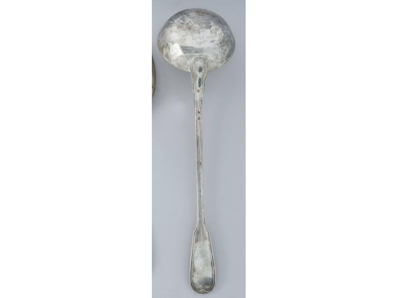 LOUCHE en argent à filets.