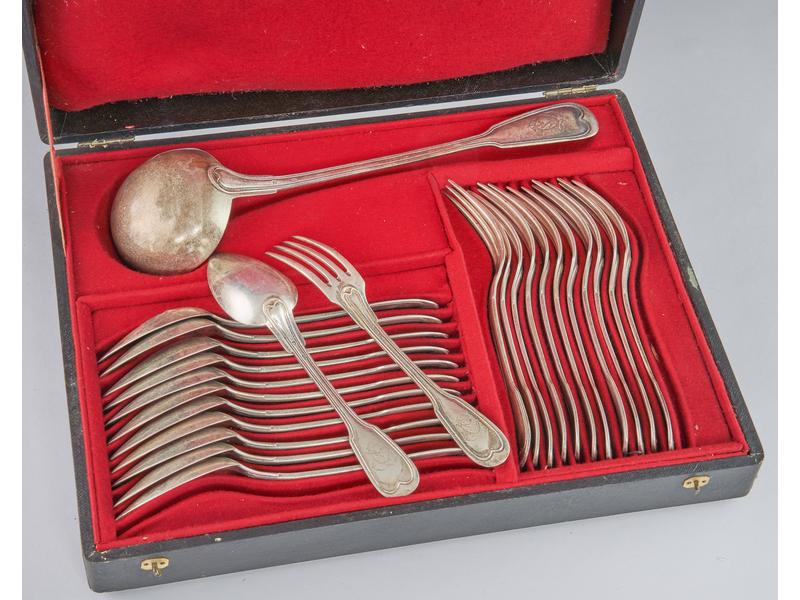 MENAGERE en argent à filets, chiffrée LD,...