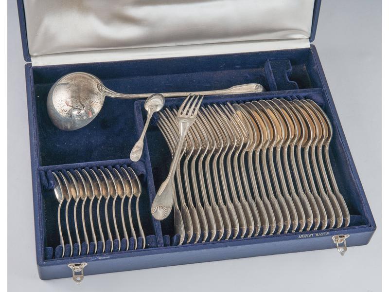 MENAGERE en argent à coquille, comprenant...