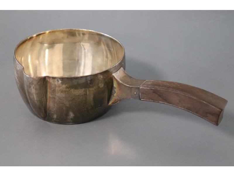 PETITE CASSEROLE en argent uni, à manche...