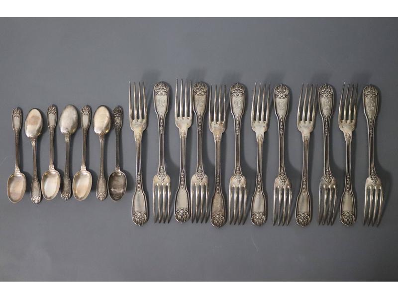 PARTIE DE MENAGERE en argent, modèle à filets,...