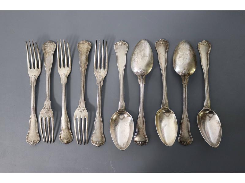 CINQ COUVERTS en argent, modèle violoné à...