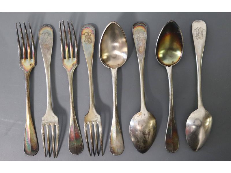 QUATRE GRANDS COUVERTS en argent uni, ch...