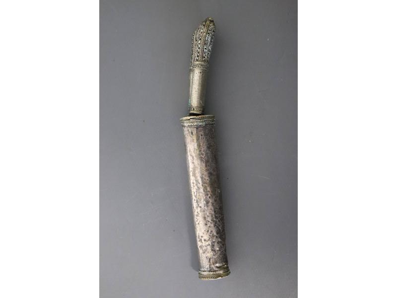 PETIT ETUI DE VOYAGE en bois recouvert d'argent...