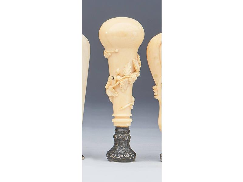 CACHET en ivoire sculpté à décor d'une frise...
