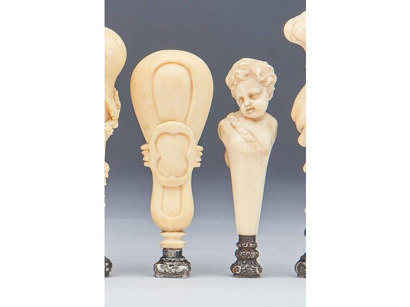 DEUX CACHETS en ivoire sculpté, l'un à fût...